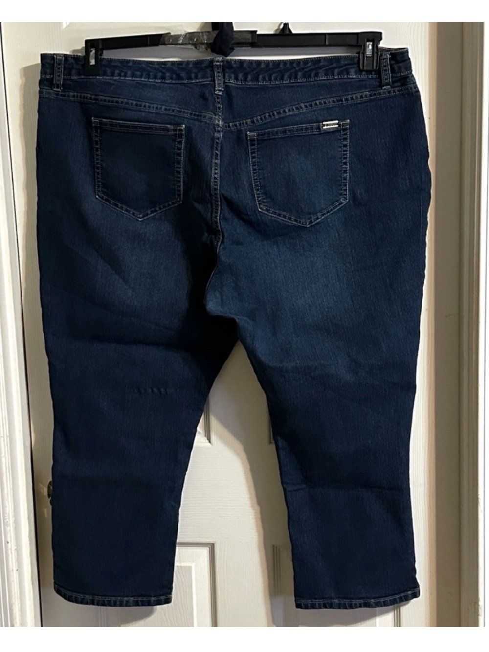 Jennifer Lopez Size 24 Capri
Jeans 24W Capris - Picture 2 of 6